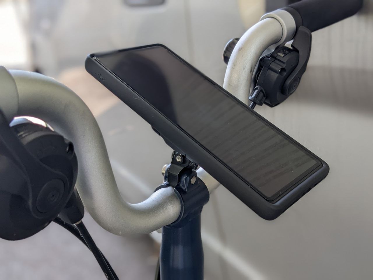 Adjustable stem phone mount